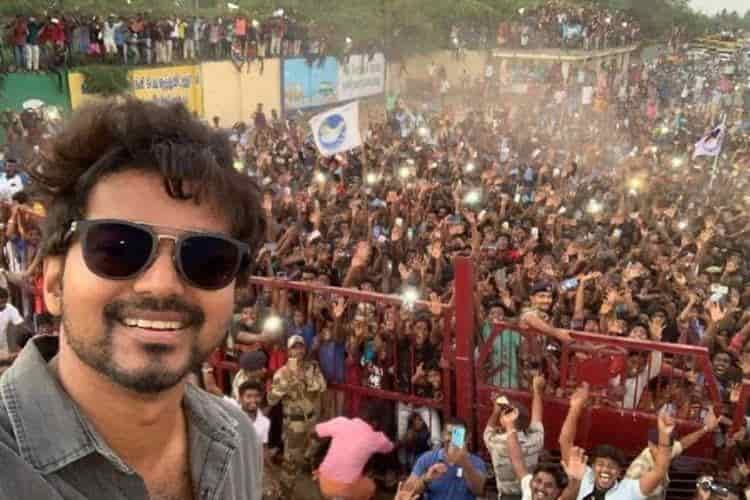 Vijay's selfie with fans on tweet make the most retwitted tweet 