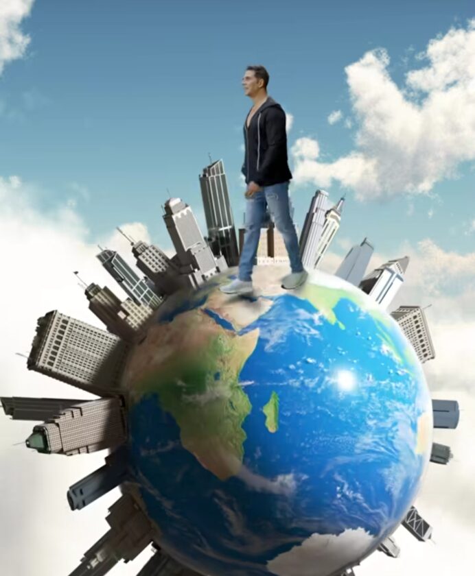 अक्षय कुमार भारत के नक्शे पर चलते हुए